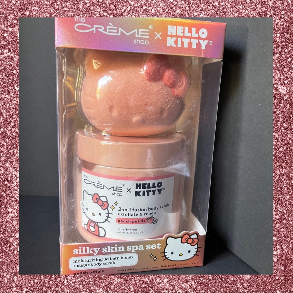 Crème shop x Hello Kitty spa set duo. Body scrub and bath bomb in peach petals.